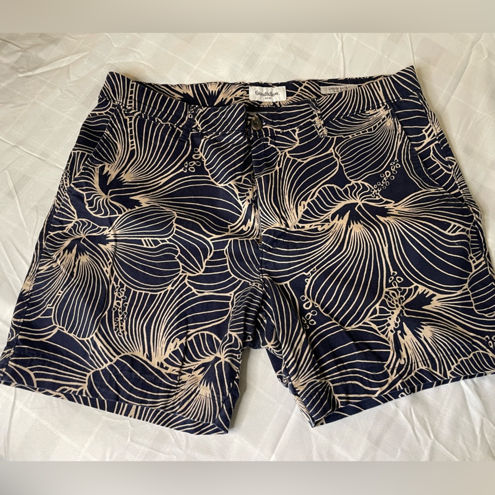 Goodfellow Linden Short Navy hibiscus size 34